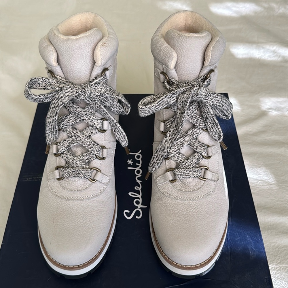 NEW in box Splendid off-white leather booties, size 9